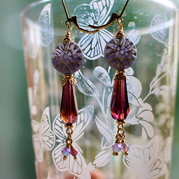 Boucles d’oreilles violet mauve et or, perles en verre de Bohême, fleur mauve et goutte violet, finition doré, dormeuses laiton