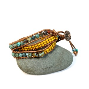 Bracelet boho wrap tressé, trois rangs, cordon cuir, pierres naturelles turquoise, perles verre tchèque, fermoir bouton en cuivre TierraCast image 2