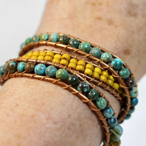 Bracelet boho wrap tressé, trois rangs, cordon cuir, pierres naturelles turquoise, perles verre tchèque, fermoir bouton en cuivre TierraCast image 4