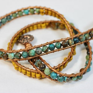 Bracelet boho wrap tressé, trois rangs, cordon cuir, pierres naturelles turquoise, perles verre tchèque, fermoir bouton en cuivre TierraCast image 6