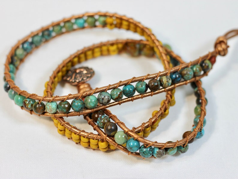 Bracelet boho wrap tressé, trois rangs, cordon cuir, pierres naturelles turquoise, perles verre tchèque, fermoir bouton en cuivre TierraCast image 6