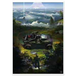 Può includere: Stampa d'arte digitale raffigurante un veicolo militare futuristico su un sentiero erboso, con un soldato in primo piano. Lo sfondo presenta un paesaggio con una struttura ad anello nel cielo e una città lontana.