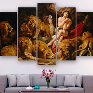 Puede incluir: Una impresión en lienzo de varios paneles que representa una escena de la Biblia. Un hombre desnudo se encuentra en el centro de la imagen, rodeado de leones. El hombre está mirando hacia arriba y tiene las manos juntas en oración. Los leones están todos mirando al hombre, algunos con una expresión amenazante. El fondo es una cueva oscura con un techo rocoso. La impresión está pintada en un estilo realista con colores vibrantes.