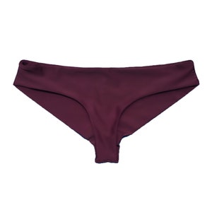 Puede incluir: Braga de bikini de color burdeos con un dise&ntilde;o sencillo.