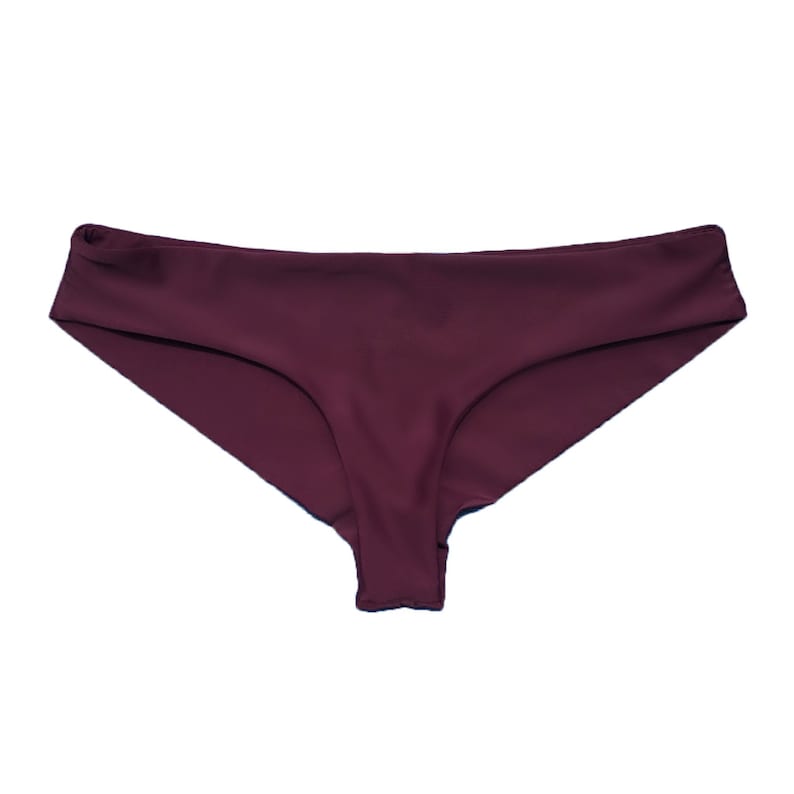 Puede incluir: Braga de bikini de color burdeos con un dise&ntilde;o sencillo.