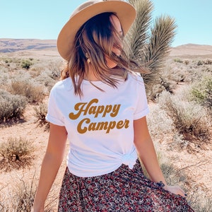 Camiseta retrô Happy Camper - Camiseta creme ou branca - Camisa de acampamento ao ar livre - Camiseta para caminhadas na natureza - Ótima ideia para presente