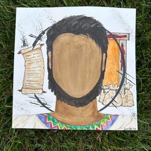 Può includere: Dipinto ad acquerello di una figura senza volto con capelli scuri e barba, circondata da una linea nera. Un rotolo e sacchi di denaro sono su entrambi i lati. La figura indossa un colletto colorato.