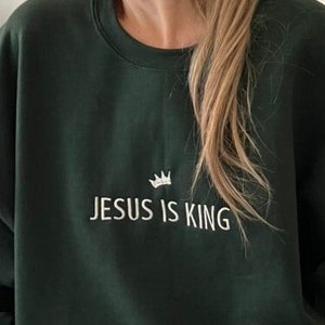 Jesus Is King Besticktes Sweatshirt mit Rundhalsausschnitt | Christliche Kleidung | Shirts Christian Based Clothing | Glaube Geschenke | Sand Sweatshirt | Geschenke