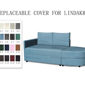 Puede incluir: Un sofá seccional azul con una chaise longue. El sofá tiene una funda extraíble que se puede reemplazar con una variedad de colores. El sofá está hecho de tela y tiene un diseño moderno.