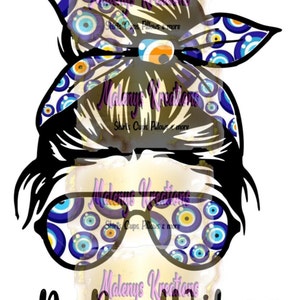 Op de afbeelding: Een zwart-witte illustratie van een vrouw met een knot. De knot is versierd met een blauw-witte bandana met een patroon van boze ogen. De vrouw draagt een zonnebril met hetzelfde boze oogpatroon. De tekst "#NobadVibes" staat onder de afbeelding.