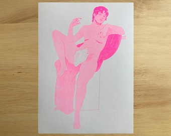 Può includere: Un'illustrazione rosa di una persona seduta su una sedia. La persona è nuda e ha i capelli corti e scuri. La sedia è una forma semplice e arrotondata.