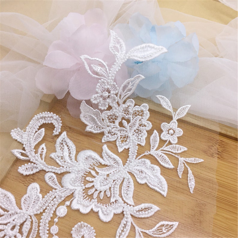 2019 New Arrival Floral Lace Applique 3D Beaded Lace Applique By the Piece Tulle Embroidery Lace Applique for Wedding Dress