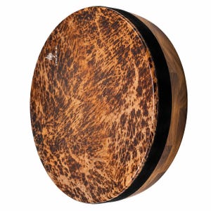 Op de afbeelding: Een ronde frametrommel met een gevlekt bruin en beige vel waarop het woord PADOUK in het wit is gedrukt. De trommel heeft een dikke, donkerbruine houten rand met een zichtbaar nerfpatroon, bekeken vanuit een lichte hoek.