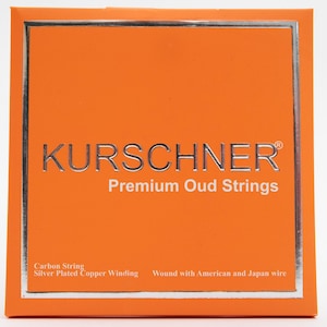 Puede incluir: Caja naranja con letras plateadas que dicen "KURSCHNER® Premium Oud Strings". La caja también tiene el texto "Carbon String Silver Plated Copper Winding Wound with American and Japan wire".