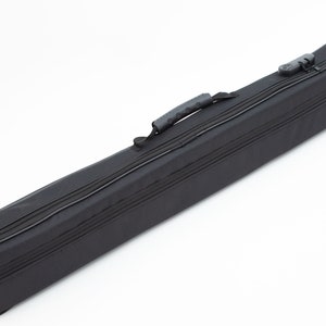 Puede incluir: Una funda acolchada negra con cremallera y asa. La funda tiene un candado en la cremallera.