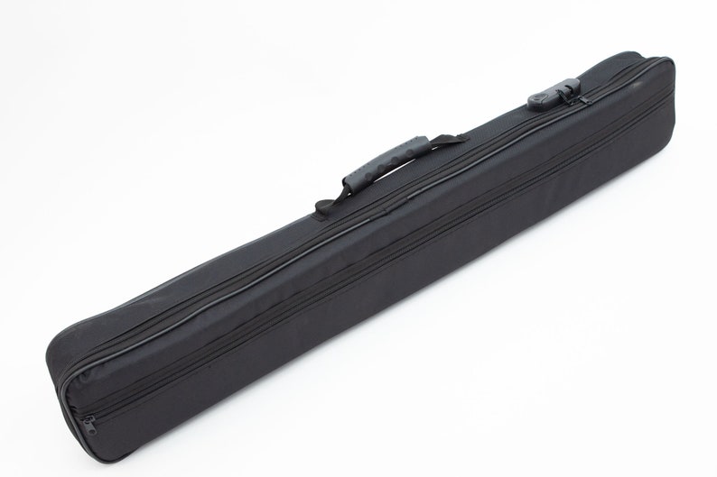 Puede incluir: Una funda acolchada negra con cremallera y asa. La funda tiene un candado en la cremallera.