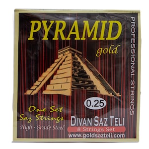 Può includere: Un pacchetto di corde Pyramid in oro da 0,25 per il Divan Saz. La confezione presenta un'immagine di una piramide e il testo "One Set Saz Strings High-Grade Steel" e "DIVAN SAZ TELI 8 Strings Set www.goldsazteli.com".
