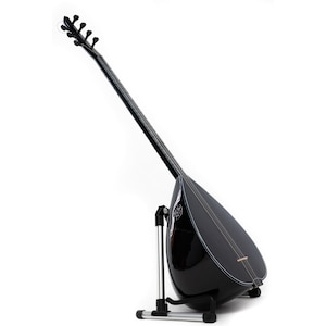 Puede incluir: Un saz turco negro, un instrumento musical de cuerda, en un soporte. El saz tiene un cuerpo en forma de pera y un cuello largo con clavijas de afinación.