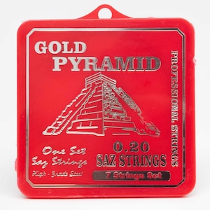 Puede incluir: Un paquete de plástico rojo que contiene un juego de 7 cuerdas de Saz Gold Pyramid 0.20. El paquete presenta un diseño de pirámide plateada y el texto "Cuerdas profesionales" en el lateral.