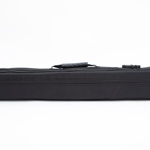 Puede incluir: Una funda de transporte acolchada negra con cremallera y asa.