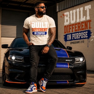 Camiseta PNG azul e laranja com a frase "Fé Cristã", "Construído Diferente com Propósito", Efésios 2:10 (Sublimação)