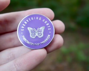 PERSÖNLICHER ARTIKEL | Fibromyalgie ""Alles schmerzt"" 3,25" Emaille Pin | Fibro Krieger Geschenk, Fibro Abzeichen / Accessoires, Fibro Bewusstsein Pin