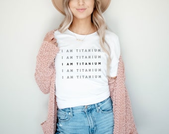 Süßes Surgery ""I Am Titanium"" Unisex T-Shirt | Skoliose-Chirurgie, Wirbelsäulenchirugie, Kniegelenkersatz, Hüftgelenkersatz, Eingriff-Geschenk