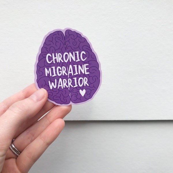 RETOUR À LA RETRAITE | Sticker en vinyle 3" Cerveau mignon guerrier migraineux chronique | Sensibilisation à la migraine, maux de tête, cerveau autocollant | Imperméable à l'eau, indéchirable