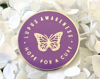 AUSRUFENDER ARTIKEL | Lupus Awareness „Hope For A Cure“ 1,25" Emaille Pin | SLE, Systemischer Lupus erythematodes Krieger Zubehör, Süßes Lupus Geschenk