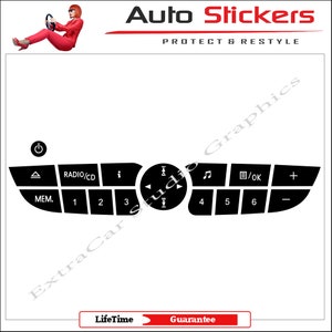 以下が含まれることがあります： 「RADIO/CD」、「MEM.」、「1」、「2」、「3」、「4」、「5」、「6」、「i」、「▼」、「♫」、「/OK」、「+」、「-」とラベル付けされたボタンが付いた白黒の車のラジオコントロールステッカーデカール。