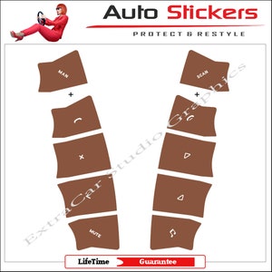 Op de afbeelding: Set bruine stuurwielbedieningsstickers voor auto's met witte tekst en symbolen. De stickers bevatten "MAN", "SCAN", "+", "-", "X", "MUTE", "D", "4" en een muzieknotensymbool.