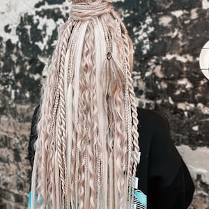 シャンパンブロンドの合成編み込みとドレッド、フェイクドレッドヘア、ボヘミアンヘアのセット