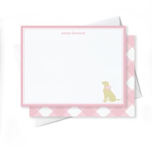 Puede incluir: Papeler&iacute;a de vichy rosa y blanco con un borde rosa y el nombre "anna lawson" impreso en la parte superior. Una silueta amarilla de un perro con un lazo rosa se encuentra en la esquina inferior derecha.