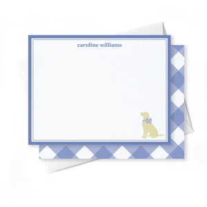 Puede incluir: Un juego de papeler&iacute;a con estampado de vichy azul y blanco con un borde azul y el nombre "caroline williams" impreso en la parte superior. Una silueta de perro amarillo con un lazo azul se encuentra en la esquina inferior derecha.