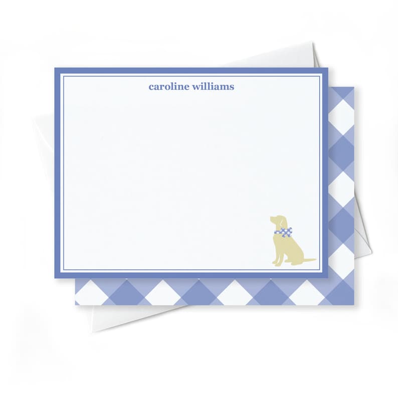 Puede incluir: Un juego de papeler&iacute;a con estampado de vichy azul y blanco con un borde azul y el nombre "caroline williams" impreso en la parte superior. Una silueta de perro amarillo con un lazo azul se encuentra en la esquina inferior derecha.