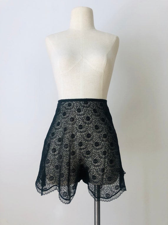 Vintage 1930's Scalloped Black Chantilly Lace Shee