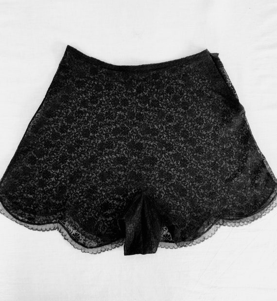 Vintage 1930's Scalloped Black Chantilly Lace Shee