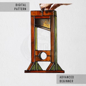 Peut inclure: Une guillotine en vitrail aux tons marron, vert et or. Le motif numérique est étiqueté "DIGITAL PATTERN" et le niveau de compétence est "ADVANCED BEGINNER".