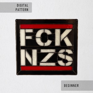 Puede incluir: Panel cuadrado de vidrieras con el texto "FCK NZS" en blanco, negro y rojo. El diseño está enmarcado en negro e incluye el texto "DIGITAL PATTERN" y "BEGINNER".