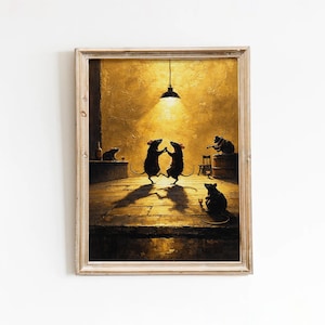 Puede incluir: Una impresión artística enmarcada representa una escena caprichosa de ratas bailando bajo un foco. La obra de arte presenta una paleta de colores cálidos y dorados, con sombras y detalles que añaden profundidad. Se ven otras ratas disfrutando de bebidas y tocando música.