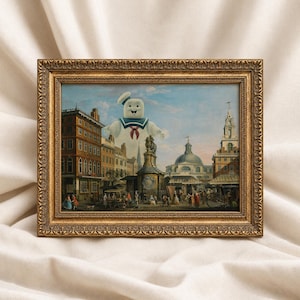 Può includere: Un'opera d'arte murale rettangolare in una cornice dorata ornata che presenta un dipinto di una classica piazza cittadina europea con un grande personaggio di marshmallow bianco sorridente con colletto alla marinara blu e fazzoletto rosso.