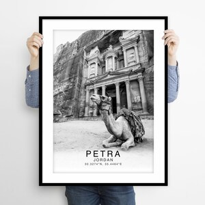 Poster di viaggio di Petra, poster di Petra, decorazione da parete di Petra, coordinate in bianco e nero di Petra, stampa da parete di Petra, Giordania, stampa di cammello, arte di cammello
