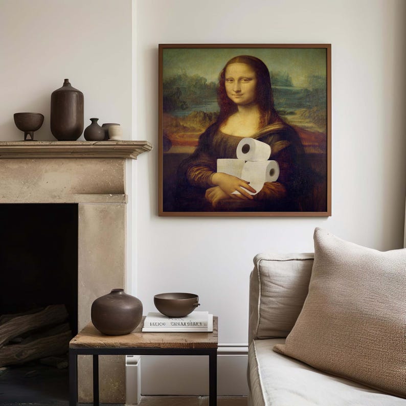 K&ouml;nnte beinhalten: Ein gerahmter Druck der Mona Lisa, die Toilettenpapierrollen h&auml;lt. Das Kunstwerk wird in einem Wohnzimmer gezeigt, mit einem Kamin, einem Beistelltisch und einem Sofa. Dekorative Vasen und Schalen sind ebenfalls vorhanden.
