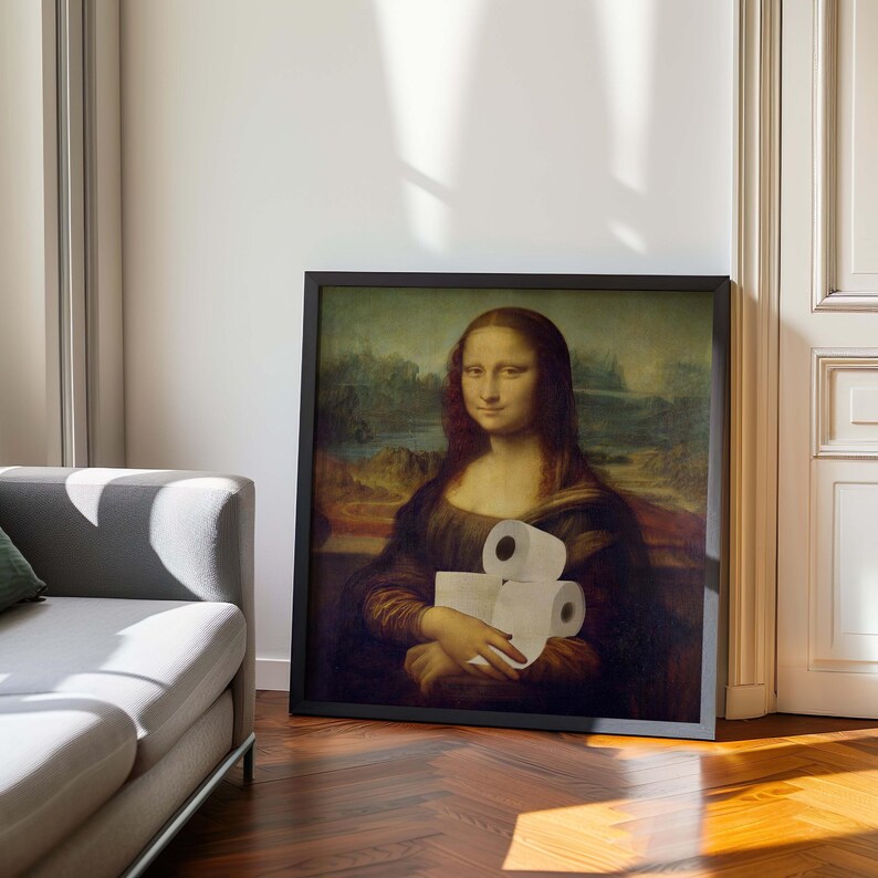 K&ouml;nnte beinhalten: Gerahmter Druck der Mona Lisa, die Toilettenpapierrollen h&auml;lt. Das Kunstwerk ist eine Parodie des urspr&uuml;nglichen Renaissance-Gem&auml;ldes, wobei der Ausdruck und die Kleidung des Subjekts gleich bleiben. Der Rahmen ist schwarz, und der Hintergrund ist eine Landschaft.