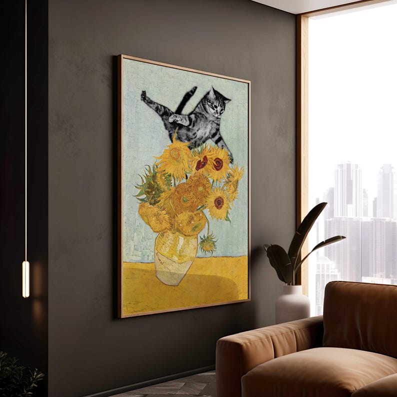 Puede incluir: Una pintura de un gato de pie sobre un jarr&oacute;n de girasoles. El gato es gris y blanco y mira hacia la derecha. Los girasoles son amarillos y tienen centros marrones. El jarr&oacute;n es blanco y tiene un borde marr&oacute;n. El fondo es azul claro.