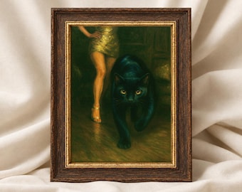Op de afbeelding: Een ingelijst schilderij met een zwarte kat die naar voren loopt in een donkere kamer. Achter de kat is het onderlichaam van een figuur in een korte, glinsterende gouden jurk en gouden sandalen met hakken zichtbaar. De lijst is van donkerbruin hout.