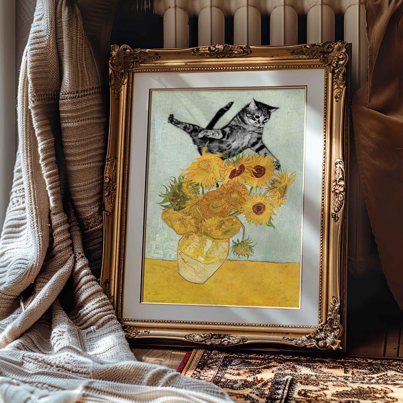 Puede incluir: Una pintura enmarcada de un gato saltando sobre un jarr&oacute;n de girasoles. El gato es gris y blanco, y los girasoles son amarillos con centros marrones. La pintura est&aacute; sobre un fondo azul claro.