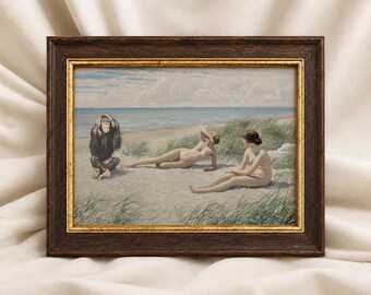Puede incluir: Un cuadro enmarcado que representa una escena de playa con dos figuras desnudas sentadas en la arena cerca de hierba verde, mientras un chimpancé se sienta cerca con las manos sobre las orejas. La obra está en un marco de madera oscura.