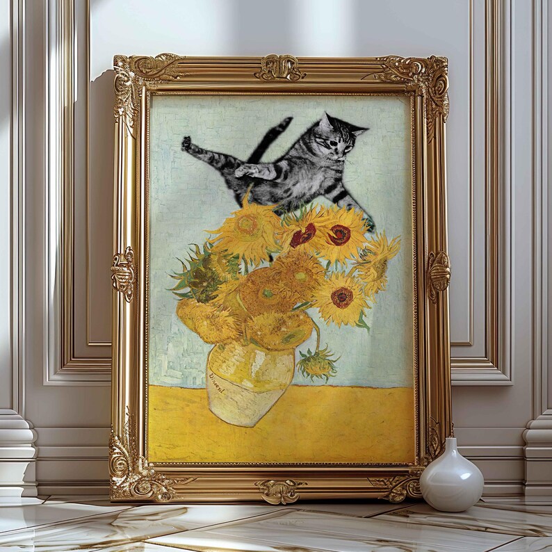 Puede incluir: Una pintura enmarcada de un gato saltando sobre un jarr&oacute;n de girasoles. El gato es blanco y negro y los girasoles son amarillos con hojas verdes. El jarr&oacute;n es amarillo y blanco y tiene la palabra "Vincent" escrita en &eacute;l.