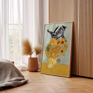 Puede incluir: Una pintura de un gato sentado encima de un jarr&oacute;n de girasoles. El gato es gris y blanco y mira hacia la derecha. Los girasoles son amarillos y tienen centros marrones. El fondo es azul claro.